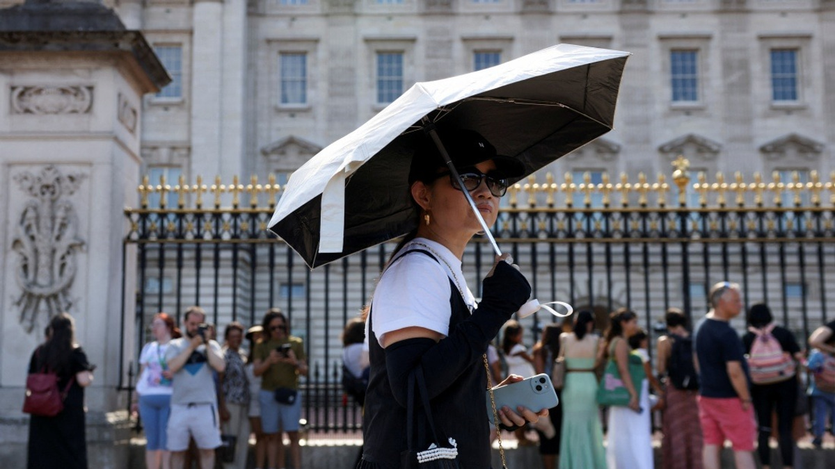 Buckingham Palace Suspends Ceremonial Guard Changes as UK Gripped by Record-Breaking Heatwave