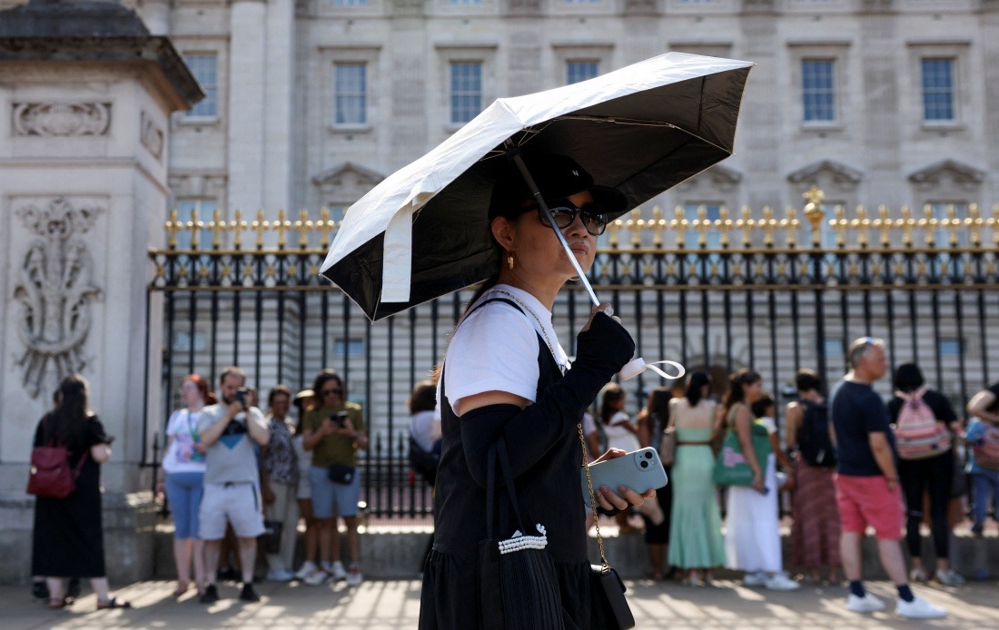 Buckingham Palace Suspends Ceremonial Guard Changes as UK Gripped by Record-Breaking Heatwave