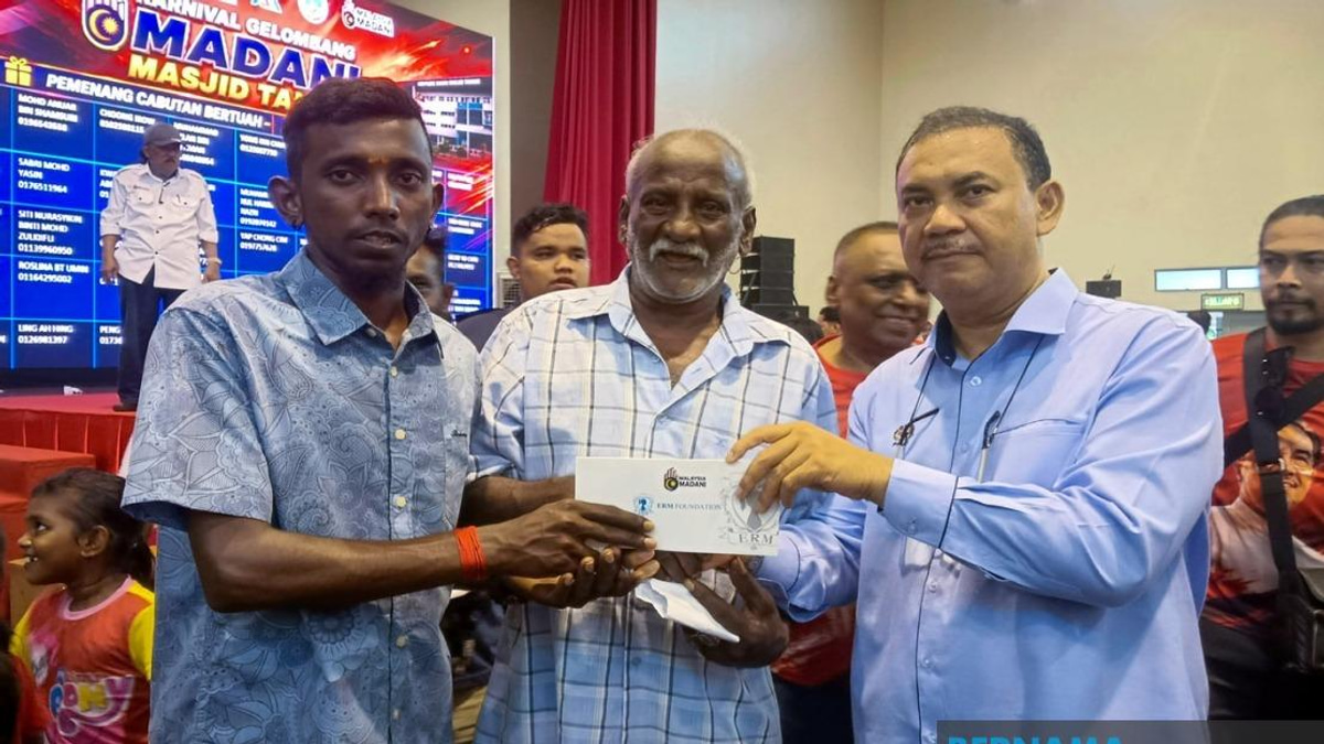 MADANI Carnival Distributes RM200 Aid to 2,000 Needy Residents in Masjid Tanah