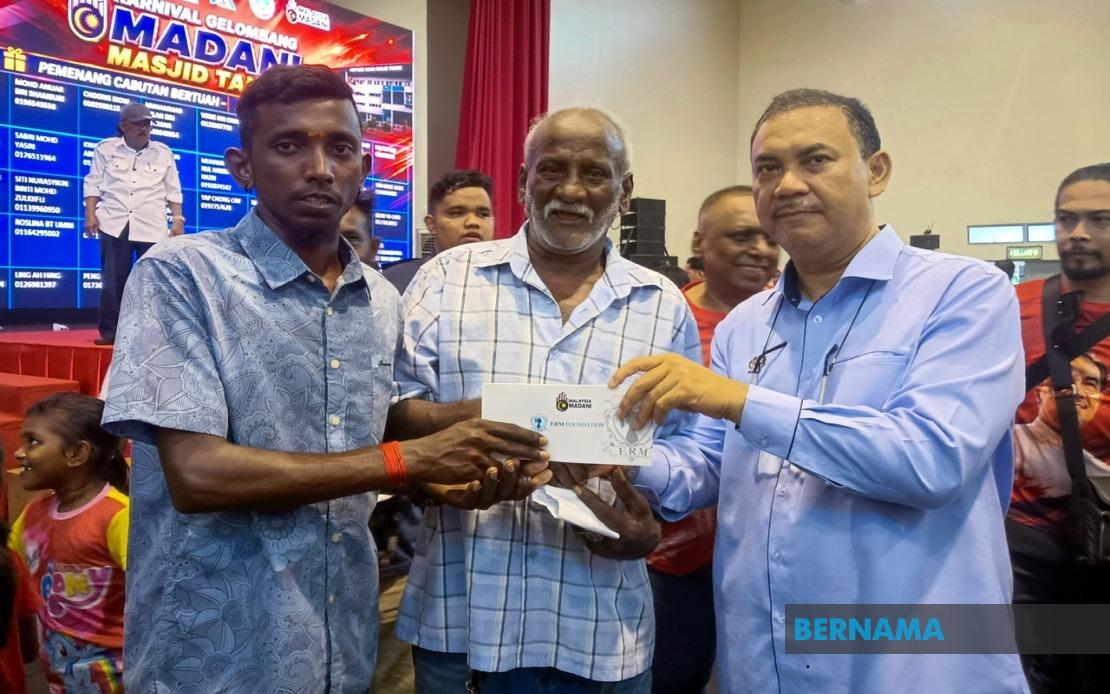 MADANI Carnival Distributes RM200 Aid to 2,000 Needy Residents in Masjid Tanah
