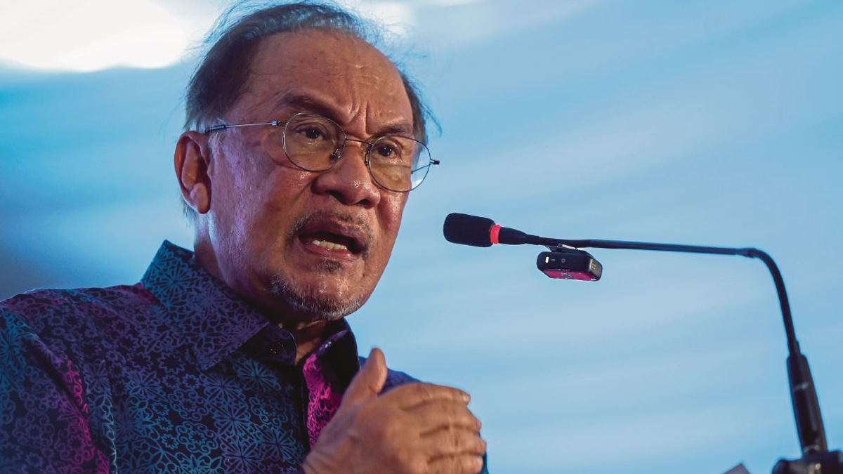 Anwar Redirects Focus from His Absence to Tabung Haji Inquiry Debate
