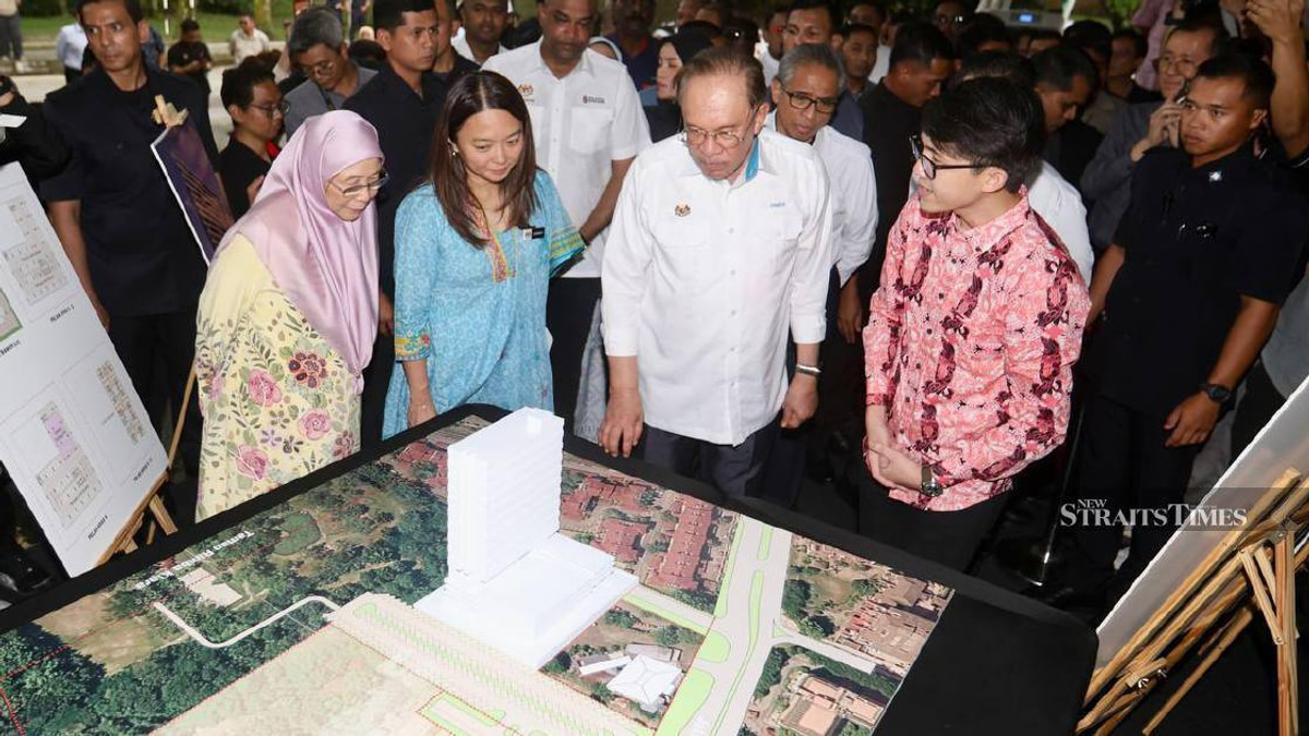 Anwar Defends Urban Poor Rights Record, Points to Bukit Kiara Housing Initiative