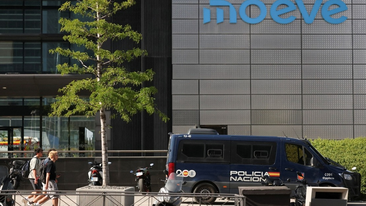 Fire at Madrid's Torre Moeve Extinguished; No Deaths Reported
