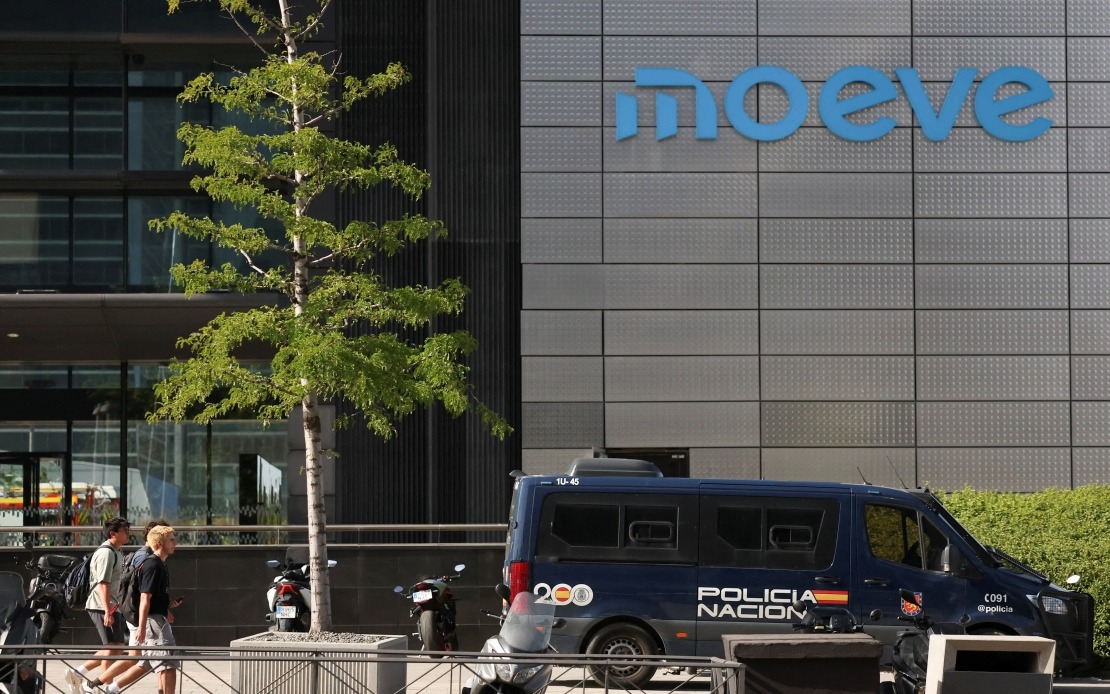 Fire at Madrid's Torre Moeve Extinguished; No Deaths Reported