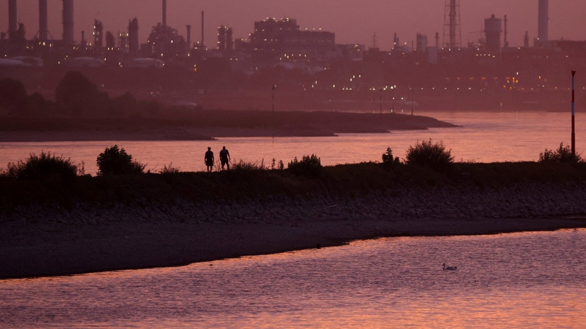 Drought-Exposed WWII Bomb Forces Mass Evacuation Near Cologne