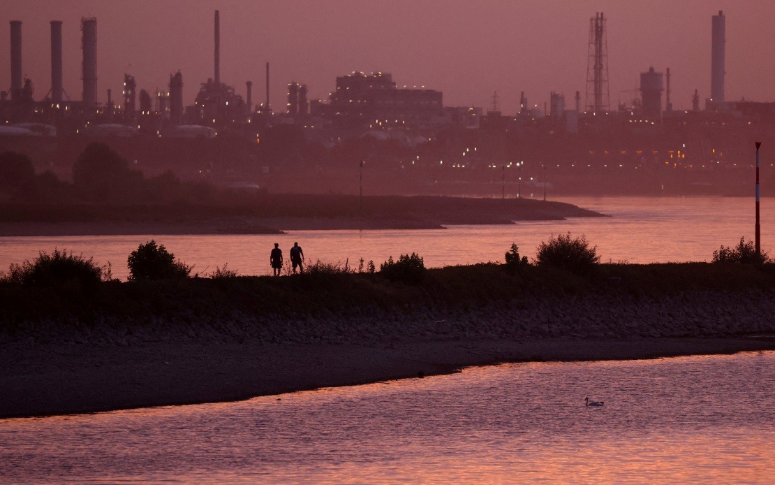Drought-Exposed WWII Bomb Forces Mass Evacuation Near Cologne