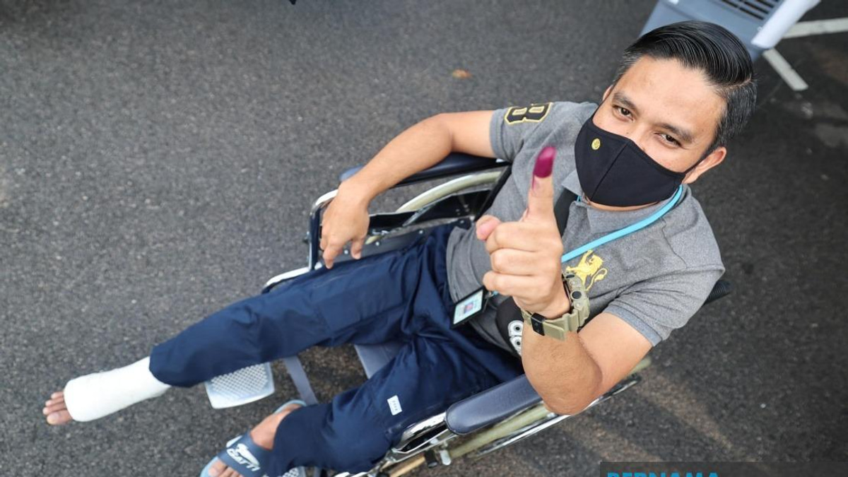 Johor Election: Injured Police Sergeant Votes Despite Wheelchair, Upholds Civic Duty