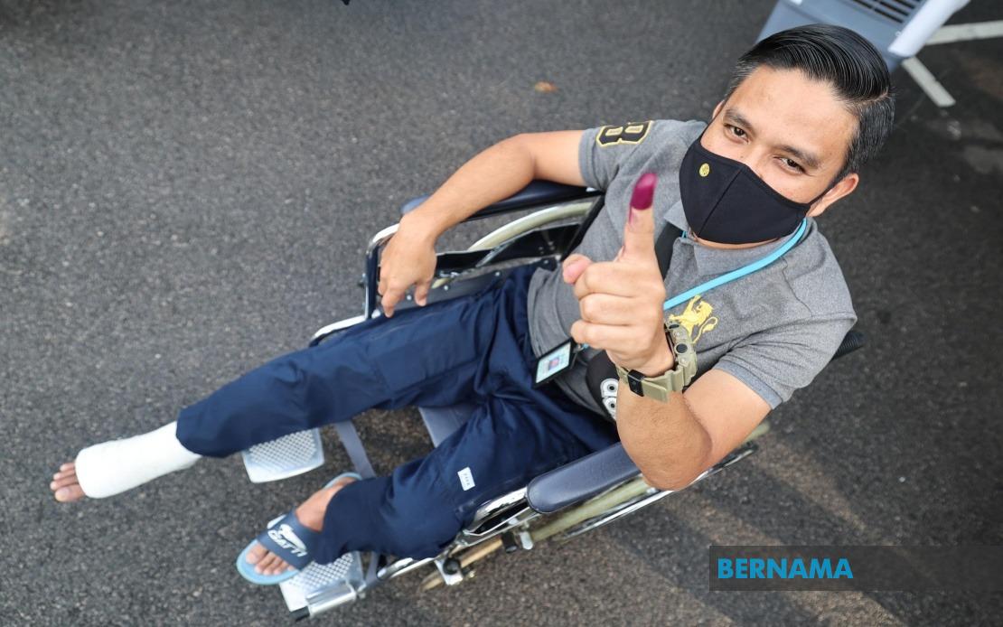 Johor Election: Injured Police Sergeant Votes Despite Wheelchair, Upholds Civic Duty
