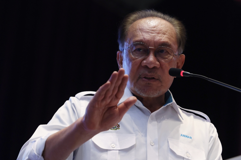 Anwar Urges Next Generation of Civil Servants to Put People and Nation First