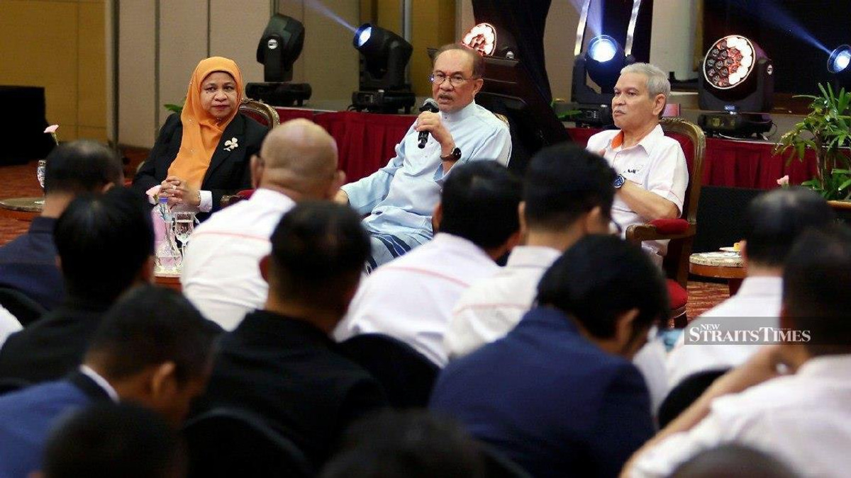 Anwar Turns to Prabowo Over Troubled Felda Eagle High Investment