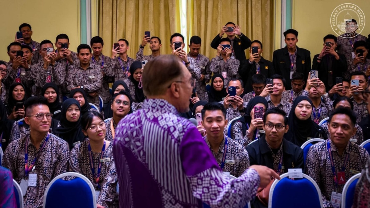 PM Anwar Urges Civil Servants To Champion Integrity And Embrace Organisational Change