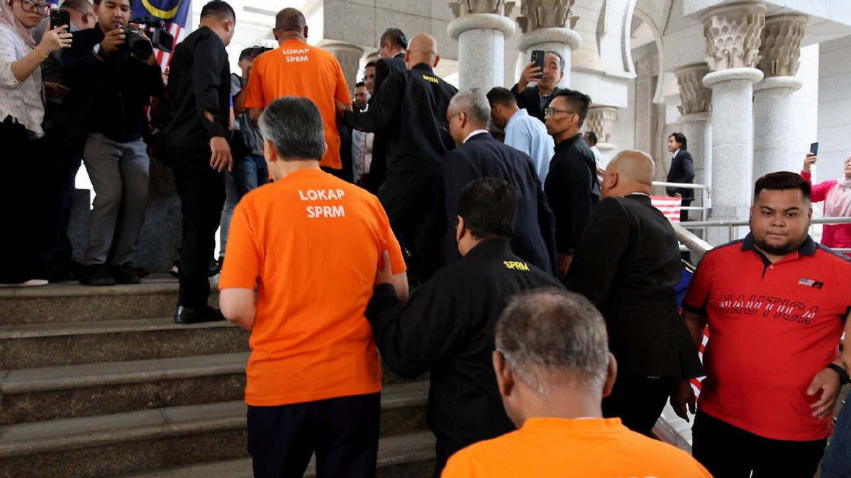 Ex-Tabung Haji chief and senior Treasury official appear for remand proceedings