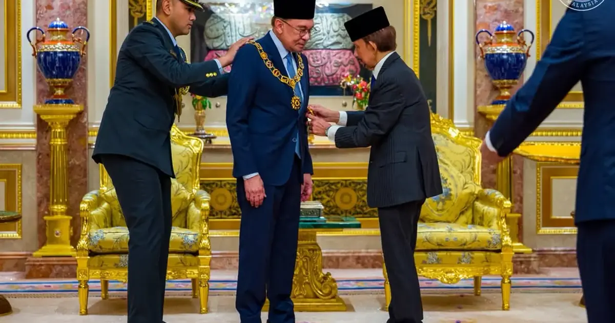 Anwar Ibrahim Receives Prestigious Royal Honour from Brunei Sultan