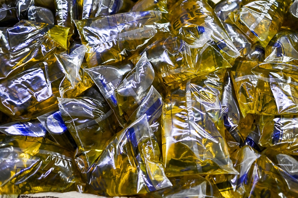 Six Men Charged Over Illegal Stockpile of Subsidised Cooking Oil in Shah Alam