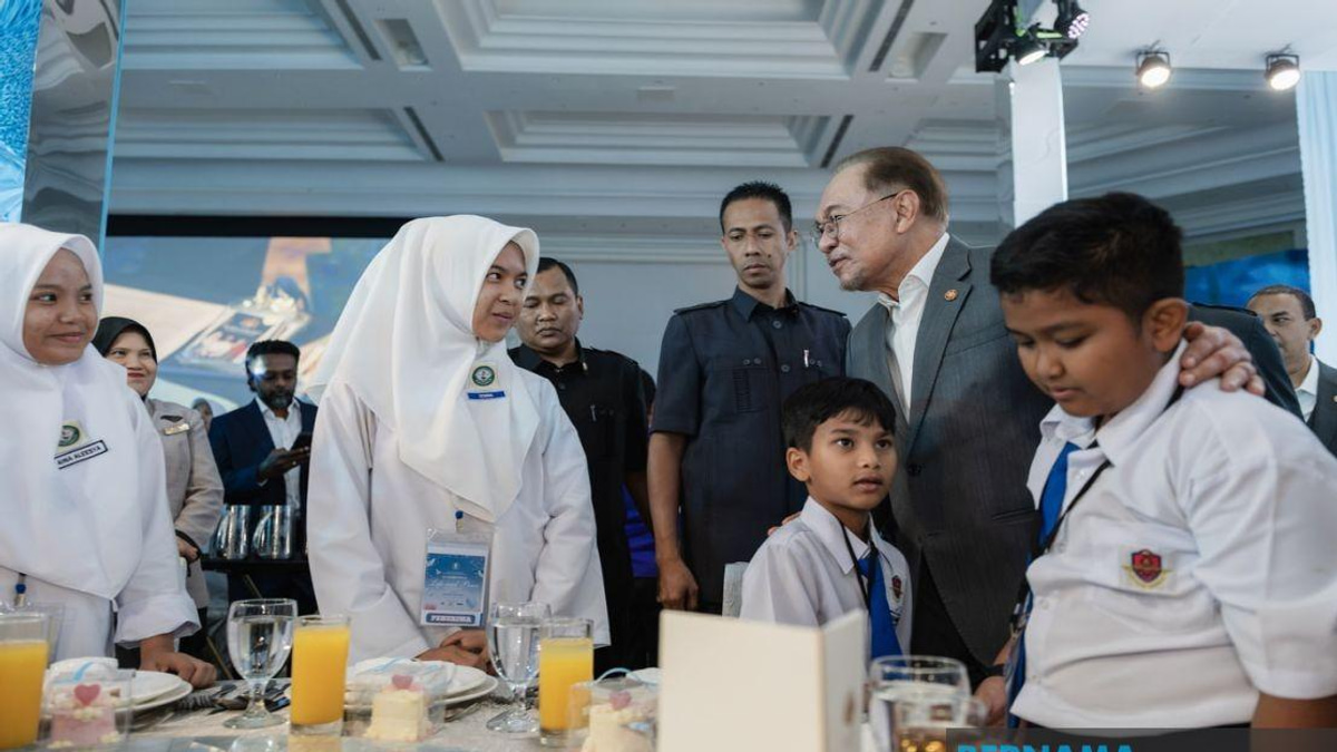 PM Anwar Urges Balance of Academic Excellence with Moral Character in Youth Development