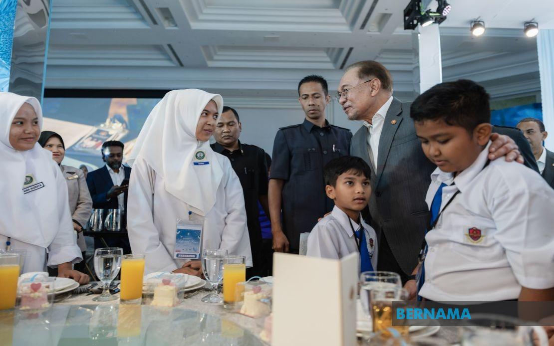 PM Anwar Urges Balance of Academic Excellence with Moral Character in Youth Development