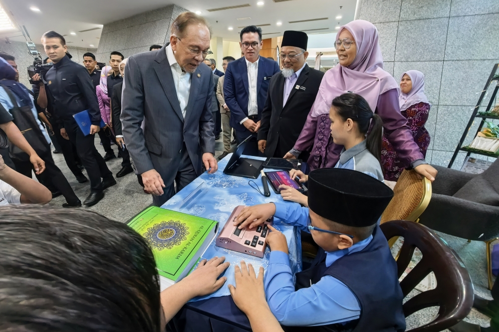 Learning Other Languages Strengthens, Not Weakens, Bahasa Melayu's Position, Says Anwar