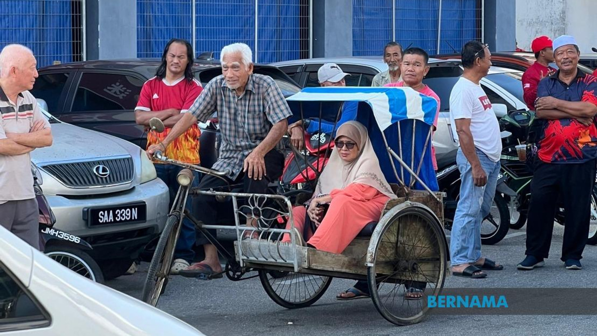 Octogenarian Pedals Trishaw Through Heat to Catch Glimpse of PM Anwar in Johor
