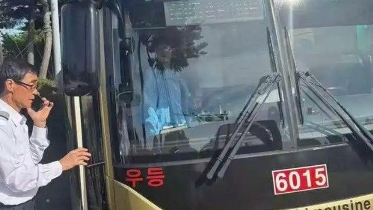 Chinese tourists praised for heroic response when Seoul airport bus driver collapses