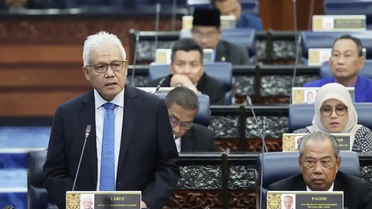 Hamzah Reclaims Opposition Leader's Seat as Muhyiddin Shuffled Down in Parliamentary Arrangement