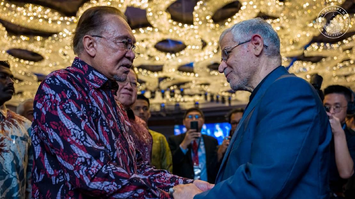 PM Anwar Apologises To Iran For Missing Khamenei's Funeral