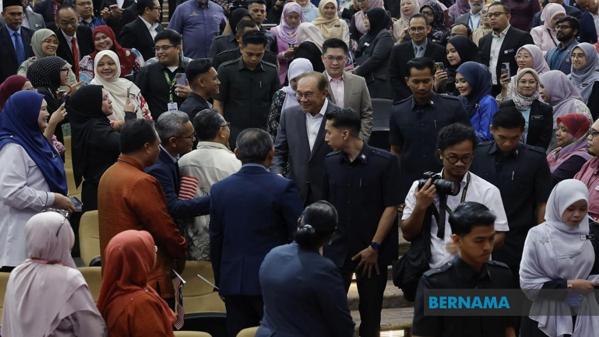 PM Anwar Calls for Stronger Bahasa Melayu Foundation While Backing Multilingual Learning