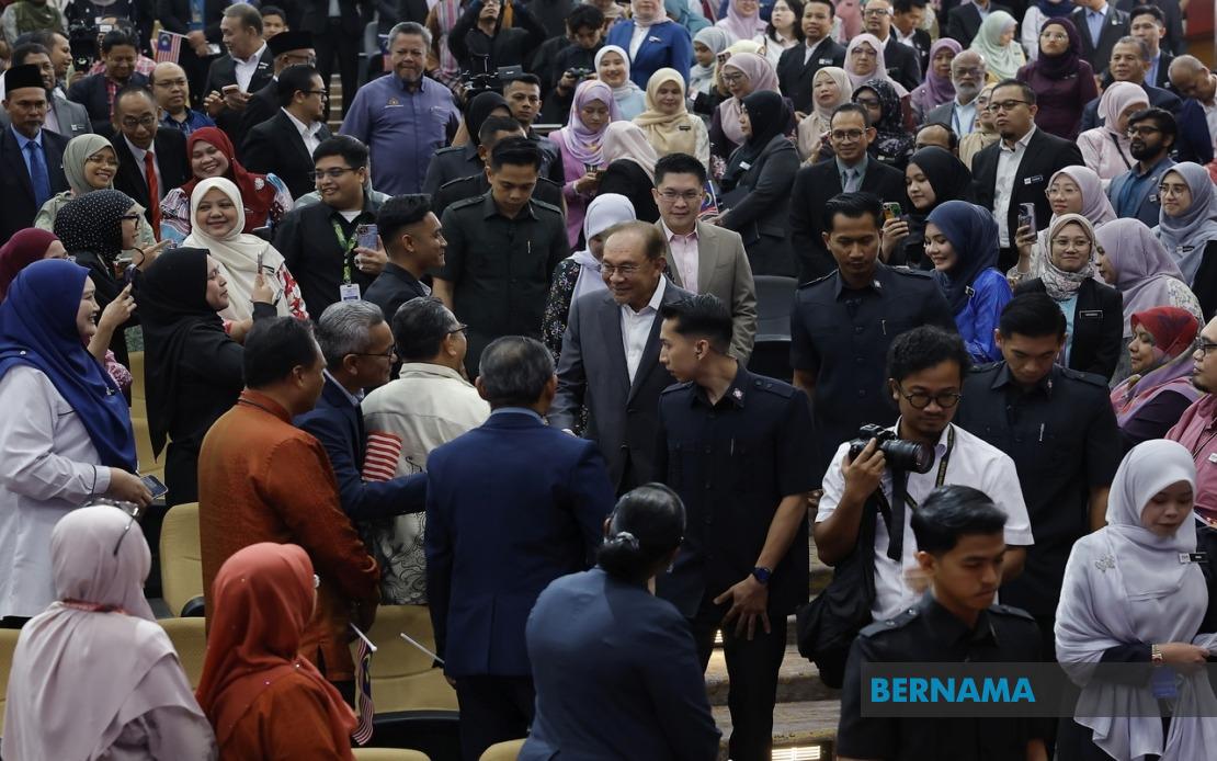 PM Anwar Calls for Stronger Bahasa Melayu Foundation While Backing Multilingual Learning