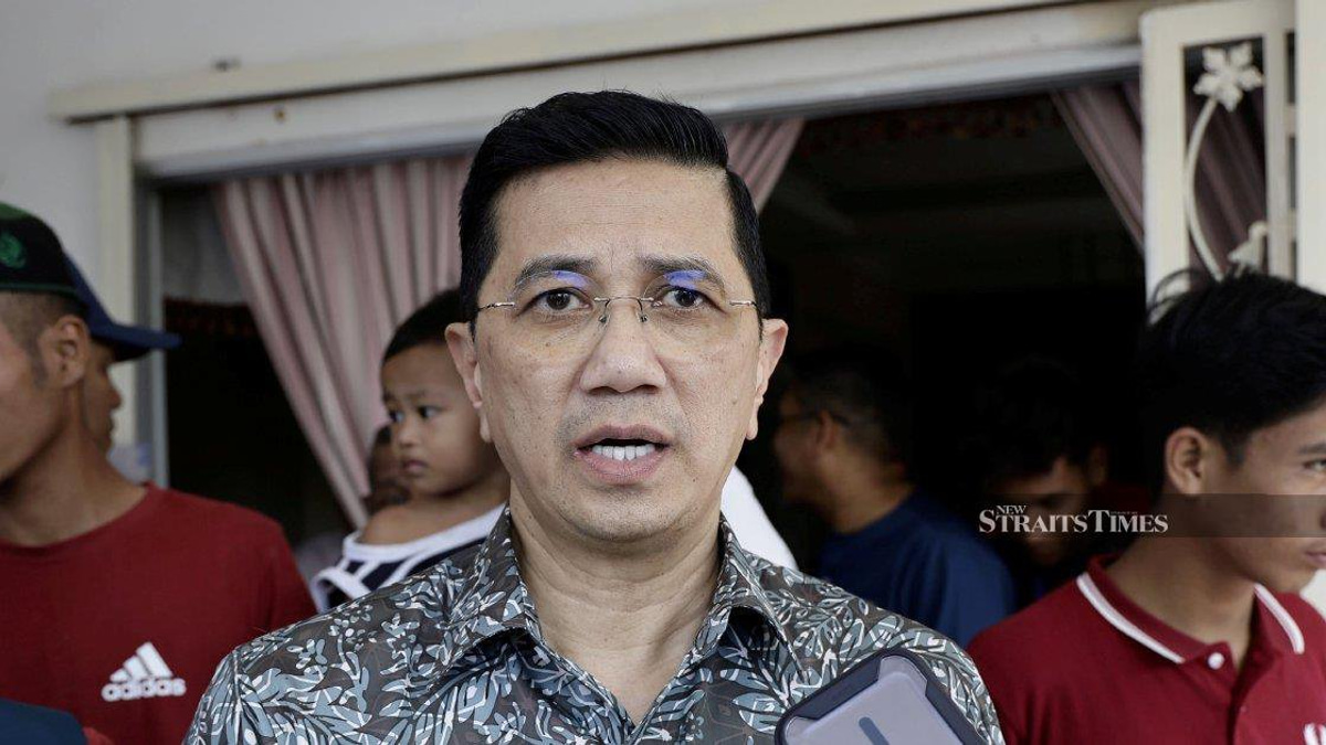 Anwar Dismisses Azmin Ali's Refusal to Rejoin PKR, Questions Politician's Standing