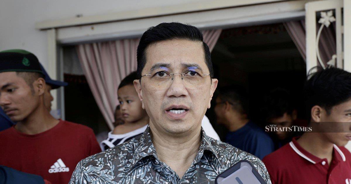 Anwar Dismisses Azmin Ali's Refusal to Rejoin PKR, Questions Politician's Standing