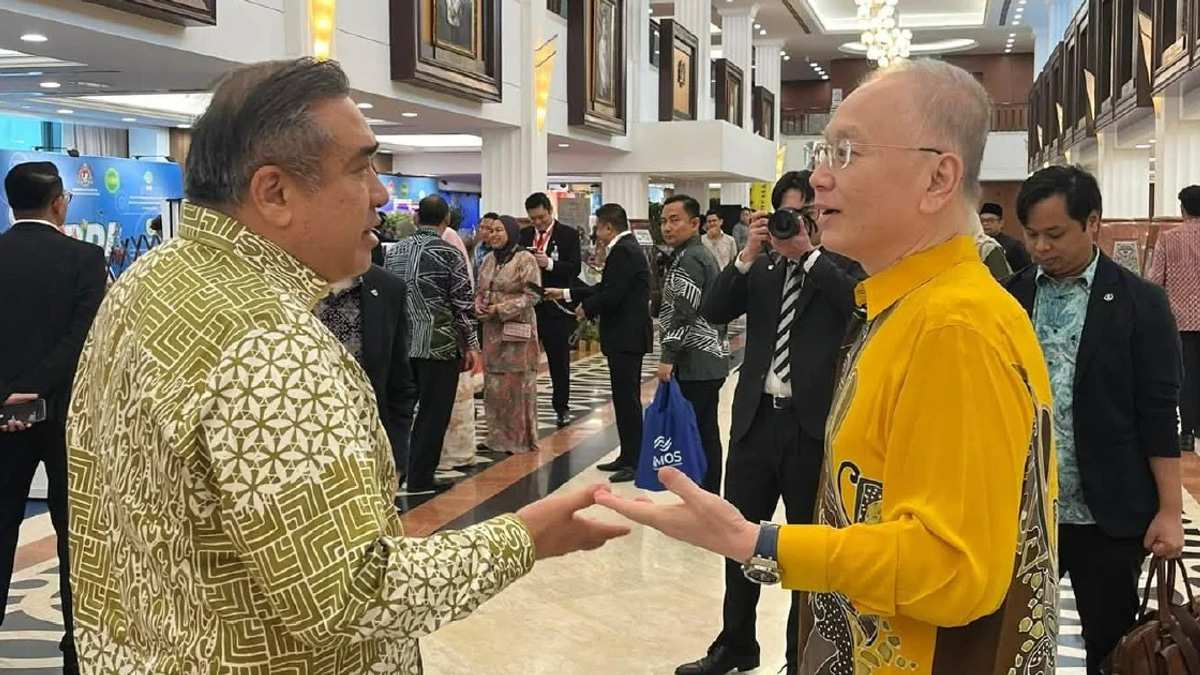 Loke and Wee Set Aside Partisan Tensions in Parliament Despite Johor Election Heat