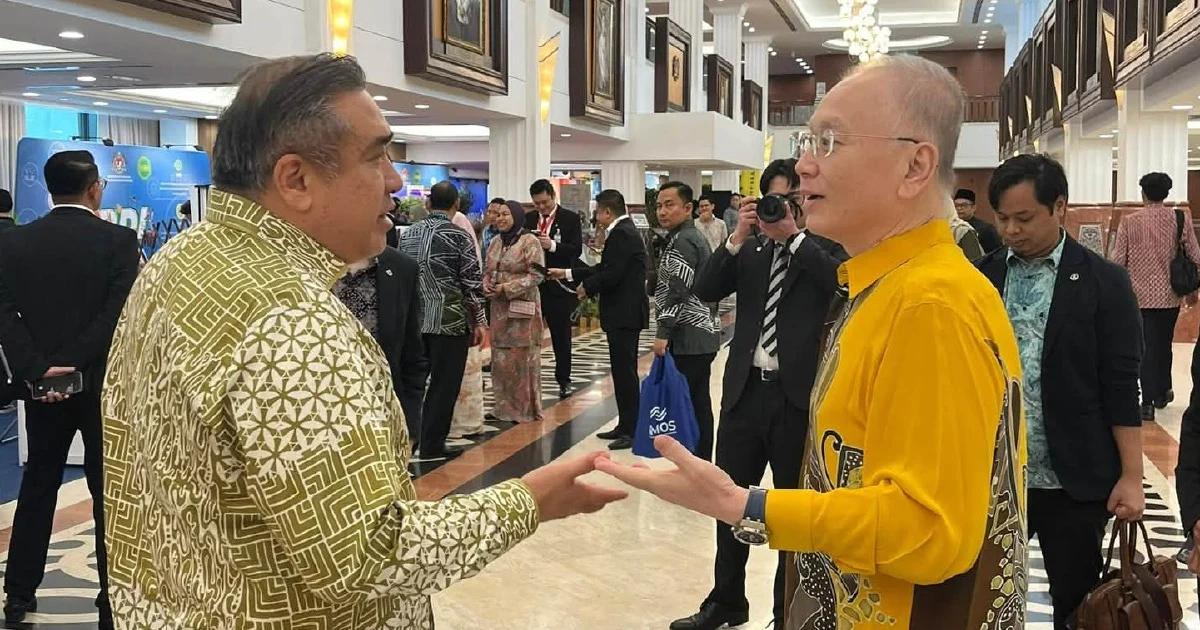 Loke and Wee Set Aside Partisan Tensions in Parliament Despite Johor Election Heat