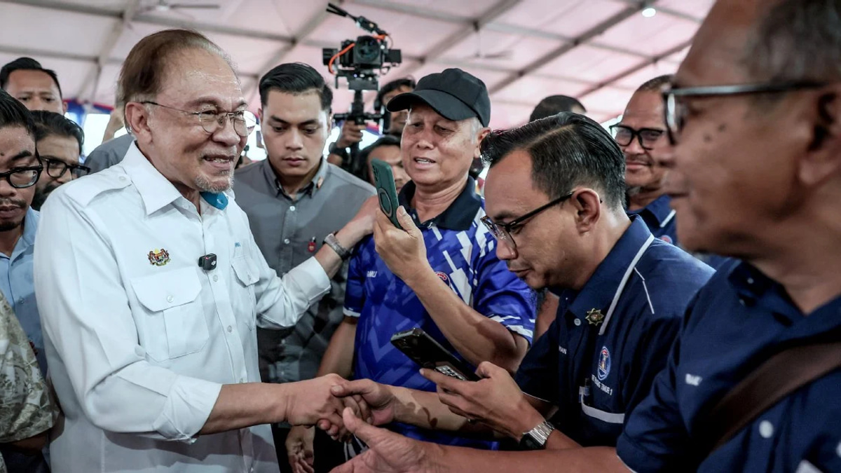 Anwar Pledges Expanded Housing Drive for Civil Servants to Alleviate Living Costs
