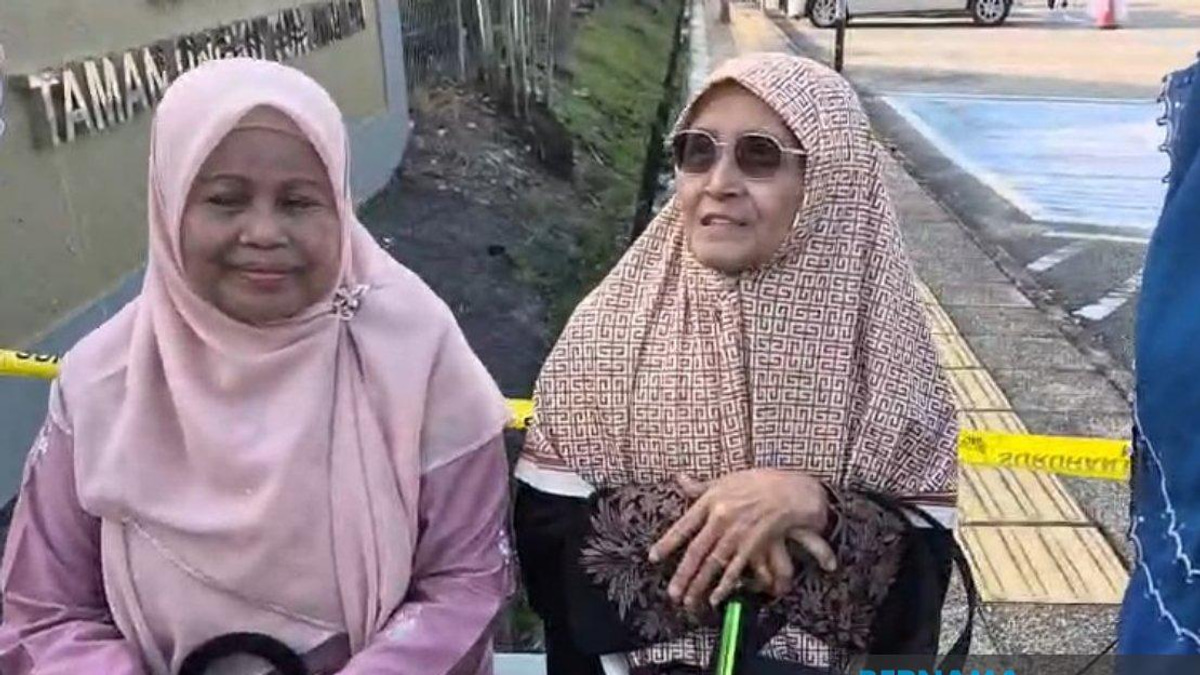 Elderly Voters Turn Out Early in Johor State Election Despite Wet Weather