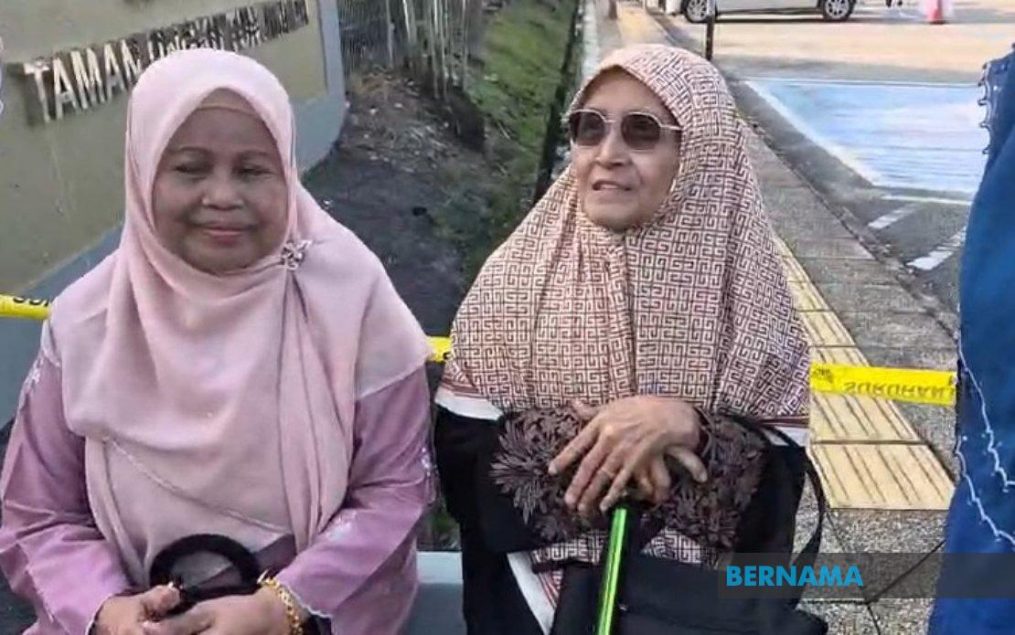Elderly Voters Turn Out Early in Johor State Election Despite Wet Weather