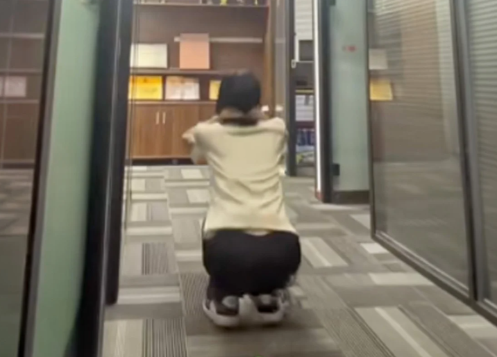 Chinese Financial Consultant Suffers Severe Muscle Breakdown After Manager-Imposed Punishment