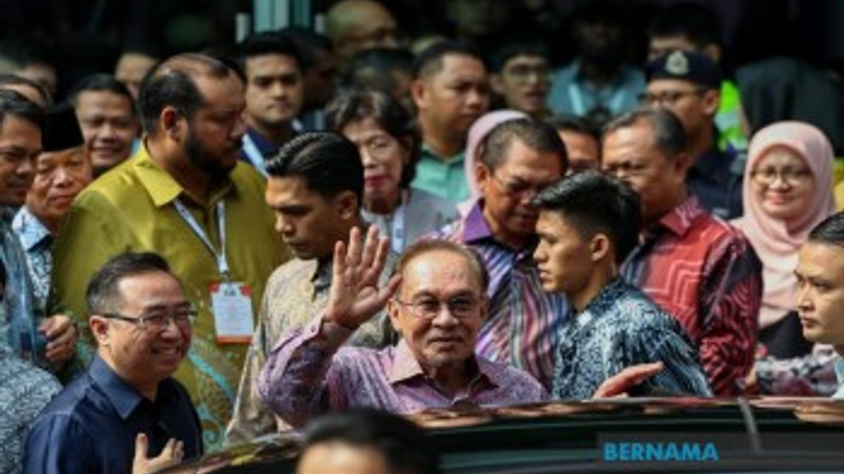 Malaysia's Six Per Cent GDP Growth Signals Investor Confidence, but PM Warns Against Revenue Assumptions