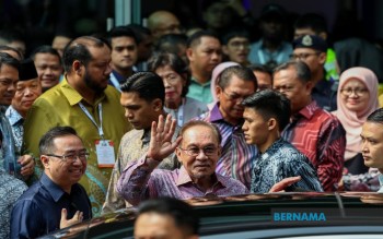 Malaysia's Six Per Cent GDP Growth Signals Investor Confidence, but PM Warns Against Revenue Assumptions