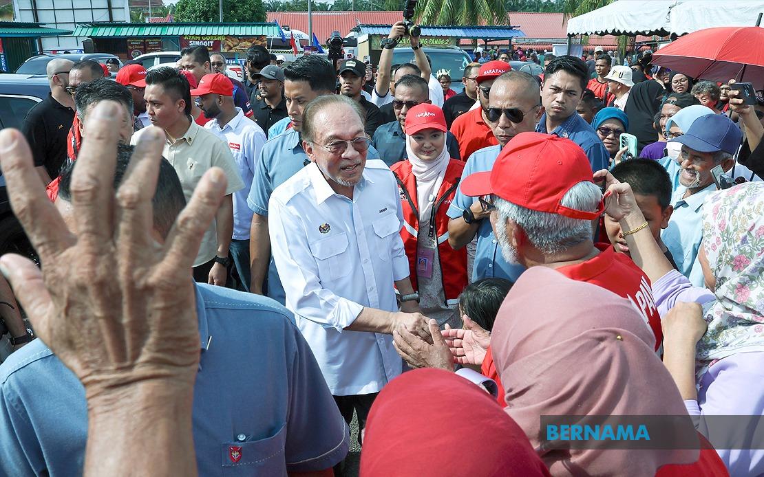 Grandmother's Motorcycle Journey Through Palm Oil Estate Brings Grandson's Dream of Meeting PM to Life