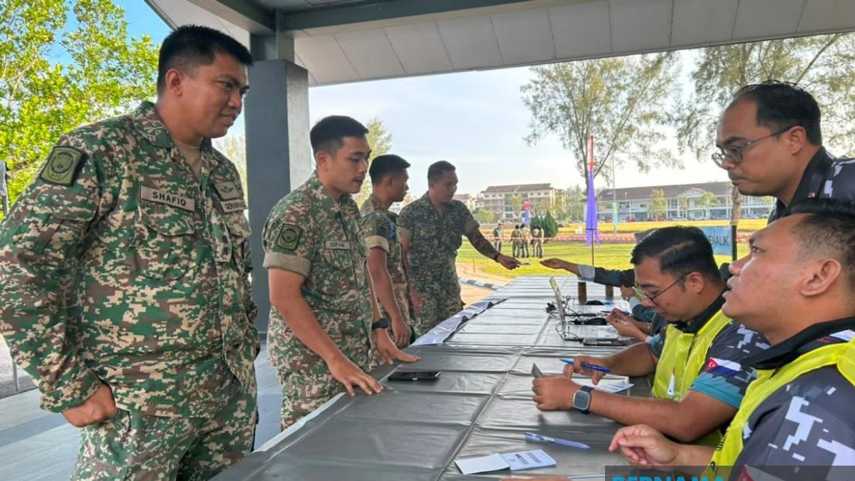 Johor Early Voting Gets Under Way Despite Afternoon Storm Warning