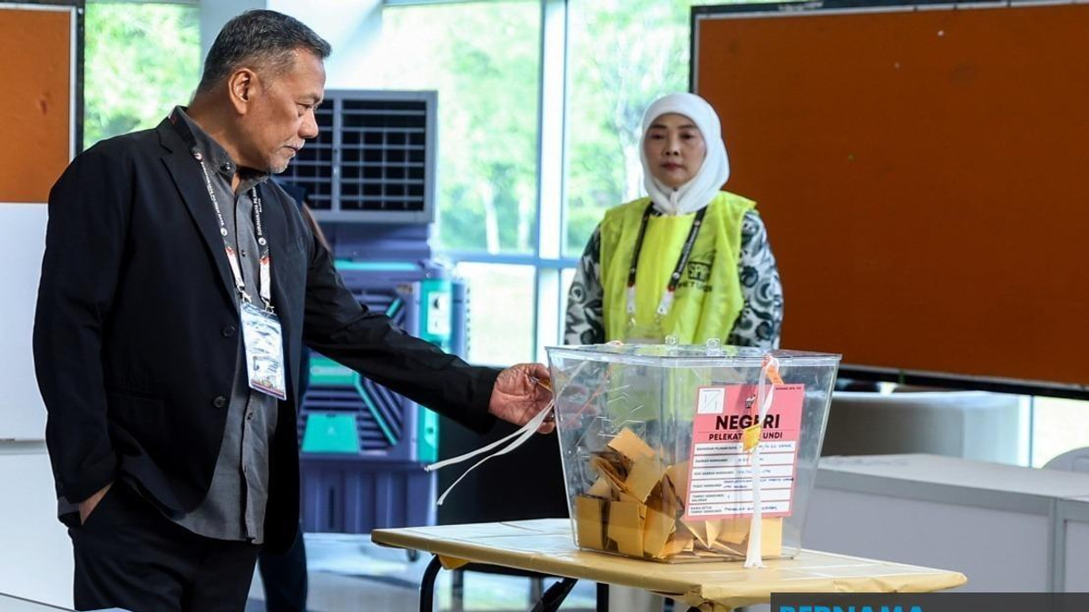 EC Chairman Conducts Polling Day Inspection Across Johor Constituencies