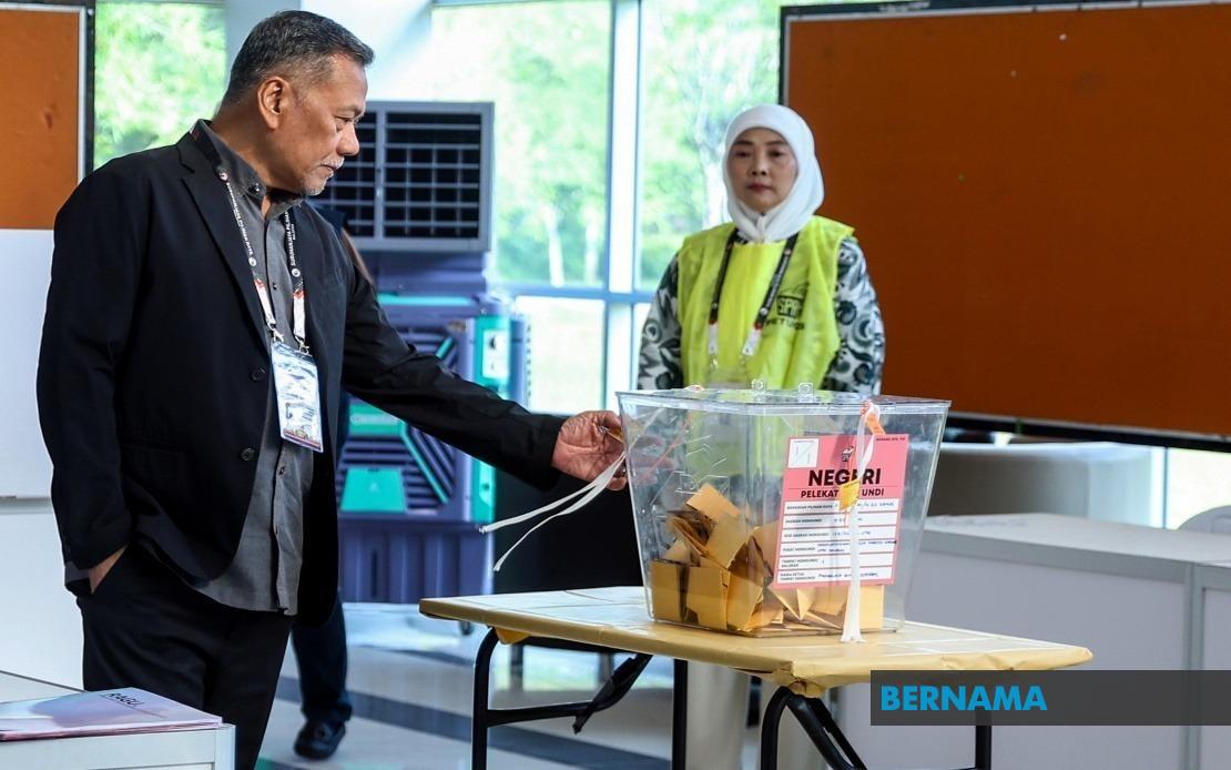 EC Chairman Conducts Polling Day Inspection Across Johor Constituencies