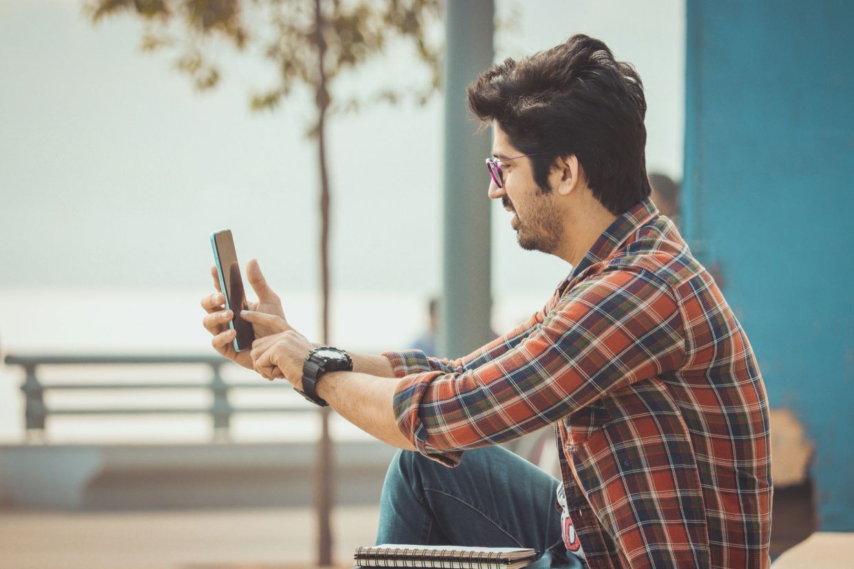India's Gen Z Protesters Turn to Bluetooth Messaging as Government Blocks Internet