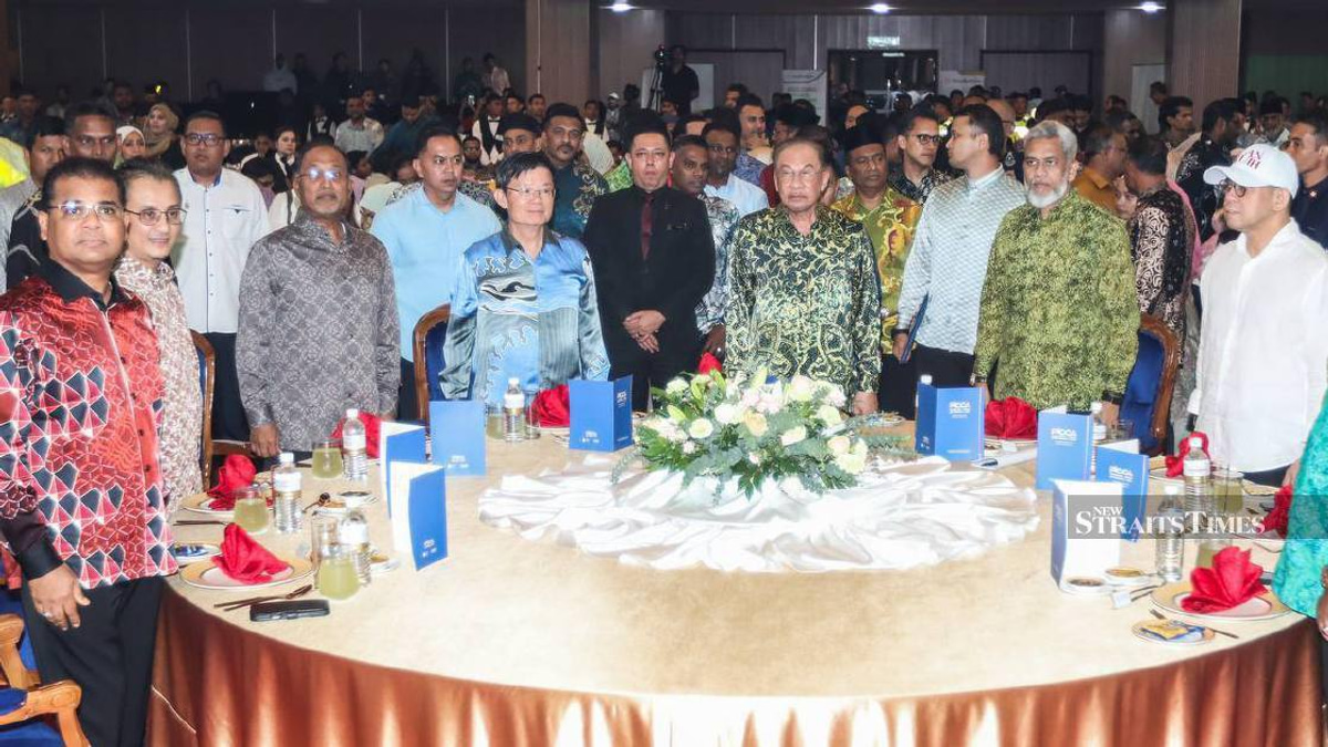 Anwar Sets One-Month Deadline to Clear Foreign Worker Applications in Key Sectors