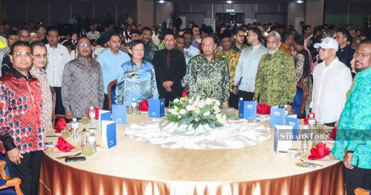 Anwar Sets One-Month Deadline to Clear Foreign Worker Applications in Key Sectors