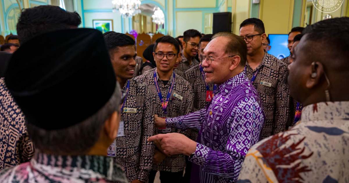 Anwar calls on civil service to champion reform while maintaining highest ethical standards