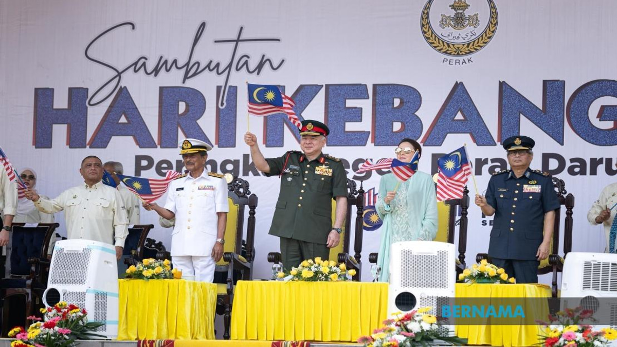 Sultan Nazrin Honours 11 Heroes at Perak National Day Celebration