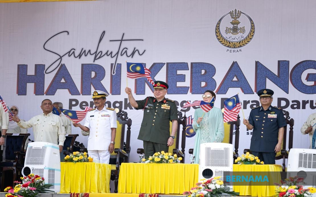 Sultan Nazrin Honours 11 Heroes at Perak National Day Celebration