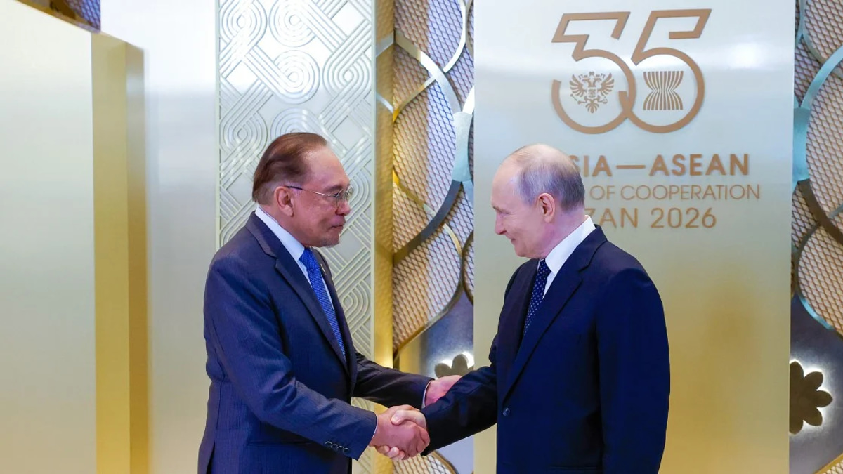 Anwar and Putin Chart Closer Ties on Energy and Trade in Historic Kazan Meeting