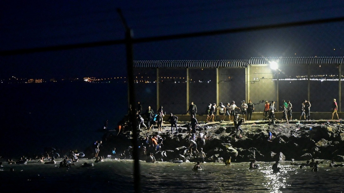Spain Mobilises Forces as Thousands of Moroccans Attempt Ceuta Crossing