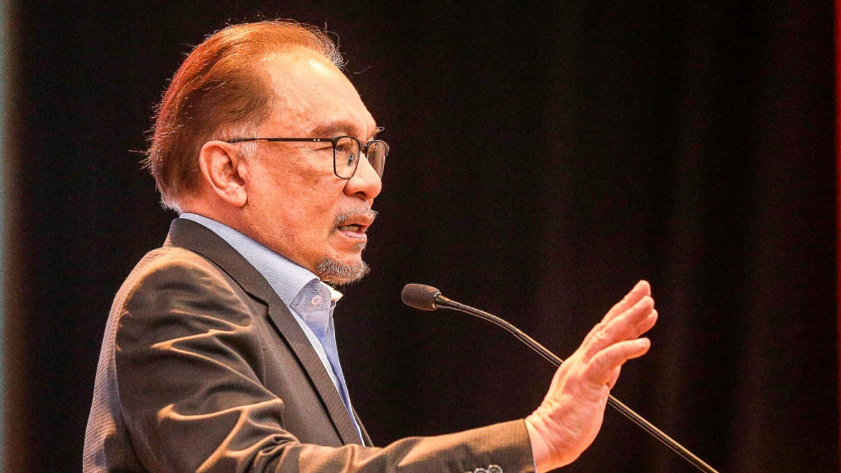 Anwar Commends Customs on Israel-Bound Shipment Seizure at Johor Port